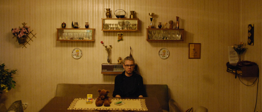 Attila Boa in Opas fiktiver Wohnung